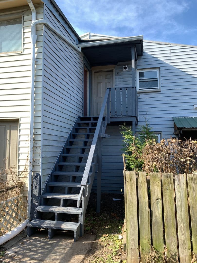 Carlisle Apartment: 143 & 145 N West