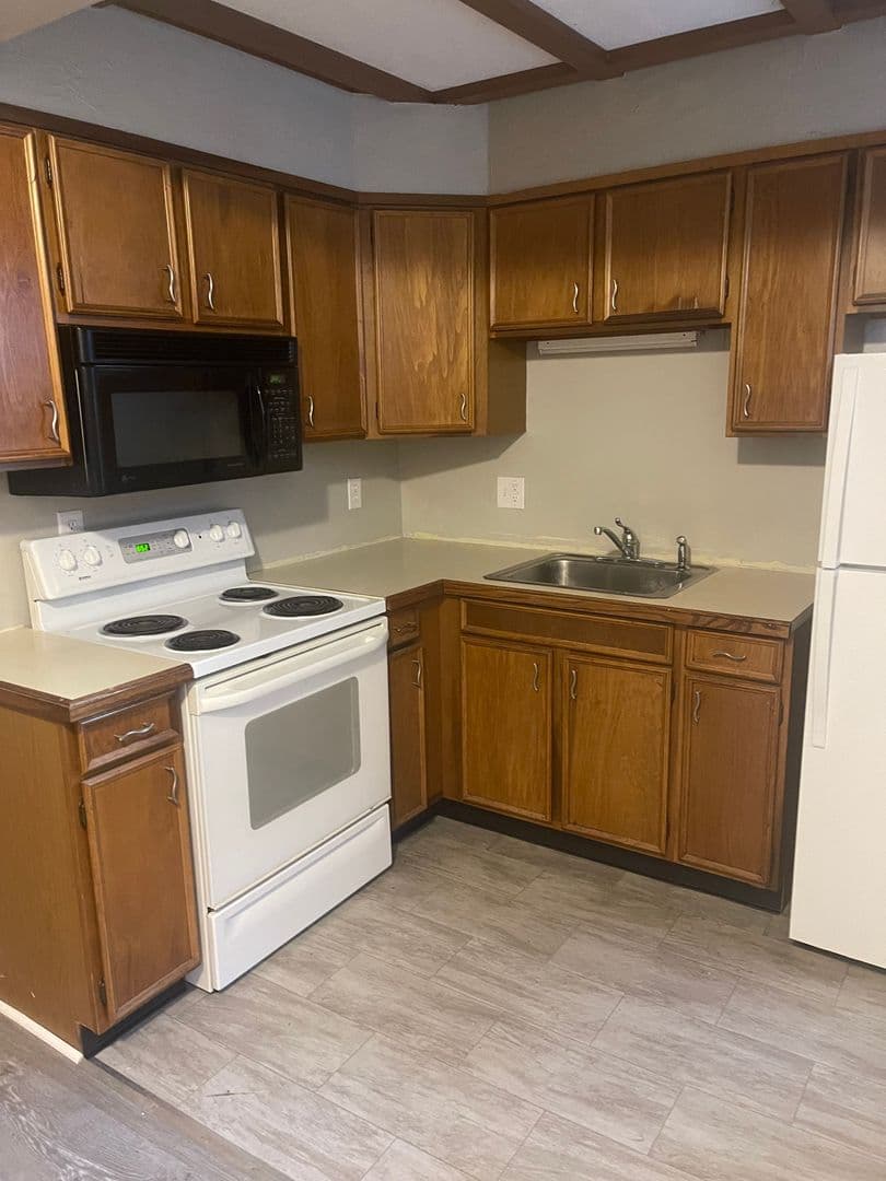 Carlisle Apartment: 132 S Hanover St