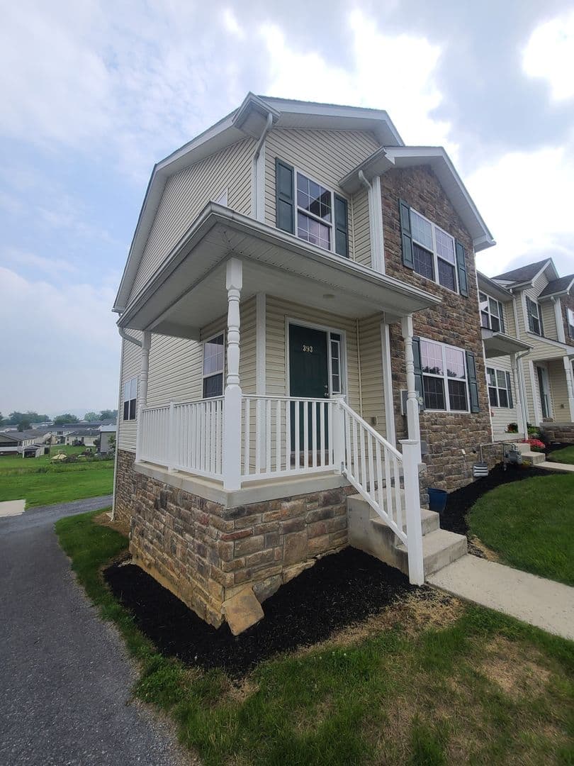 Waynesboro House: 393 Viewpoint Way