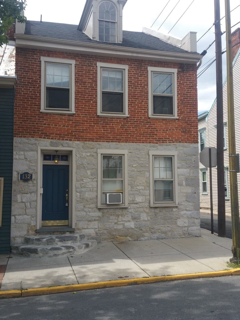 Carlisle Apartment: 132 S Hanover St