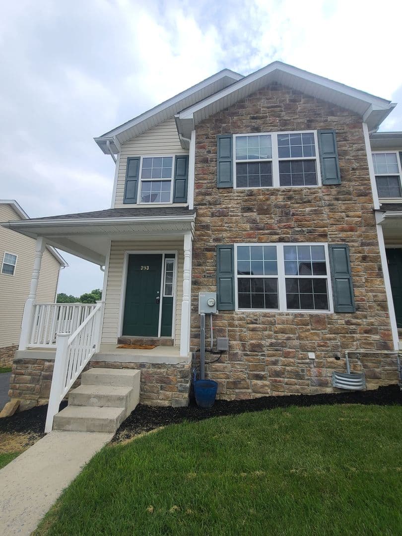 Waynesboro House: 393 Viewpoint Way