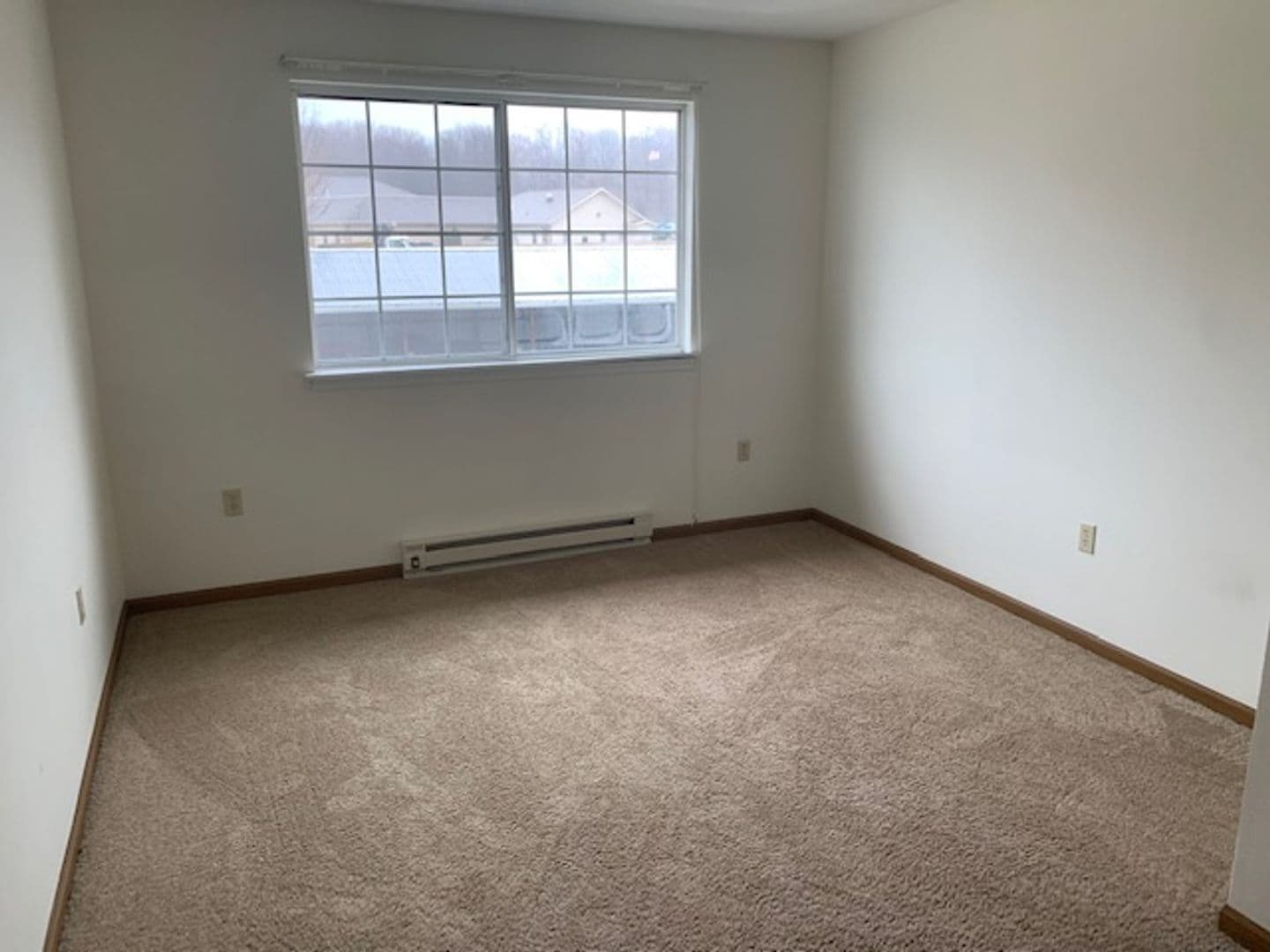 New Castle Apartment: 402 Kittery Ridge Dr
