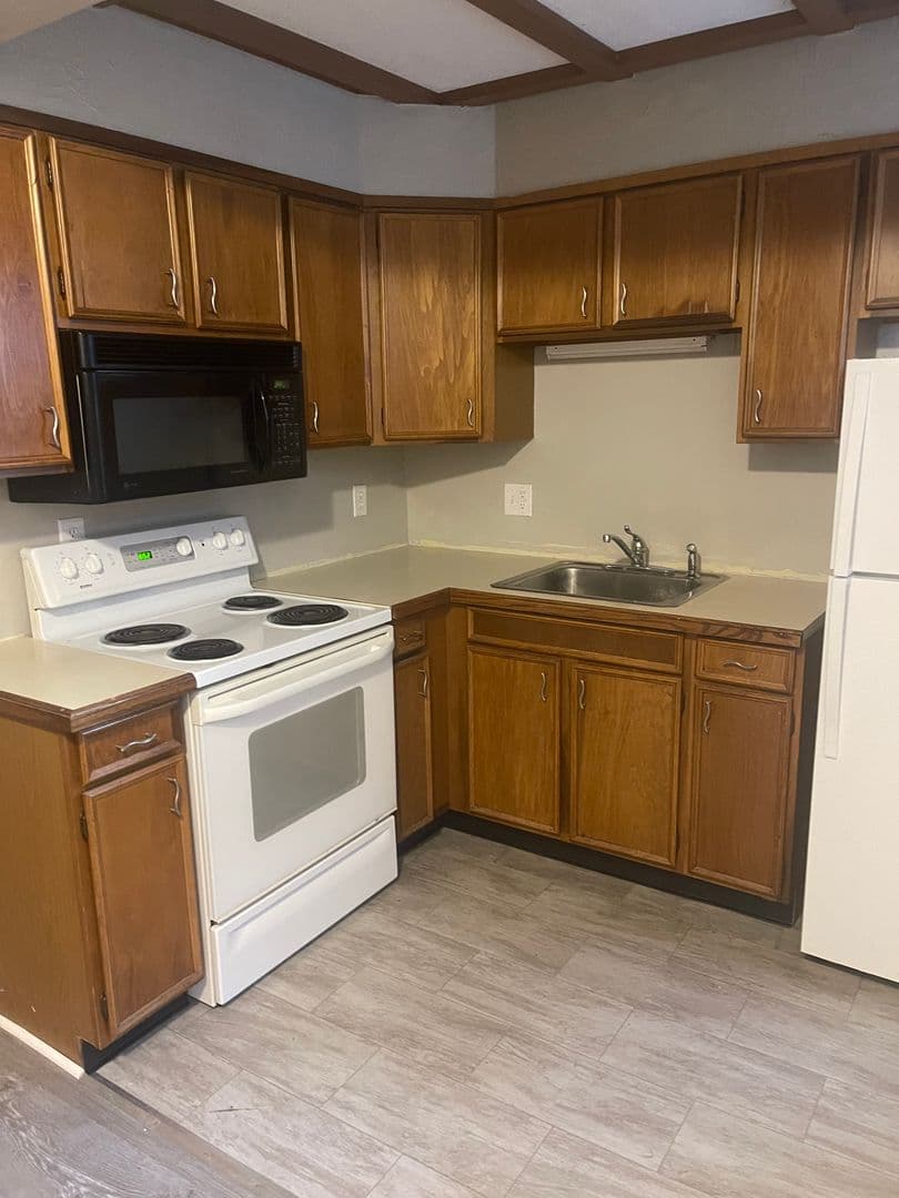 Carlisle Apartment: 132 S Hanover St