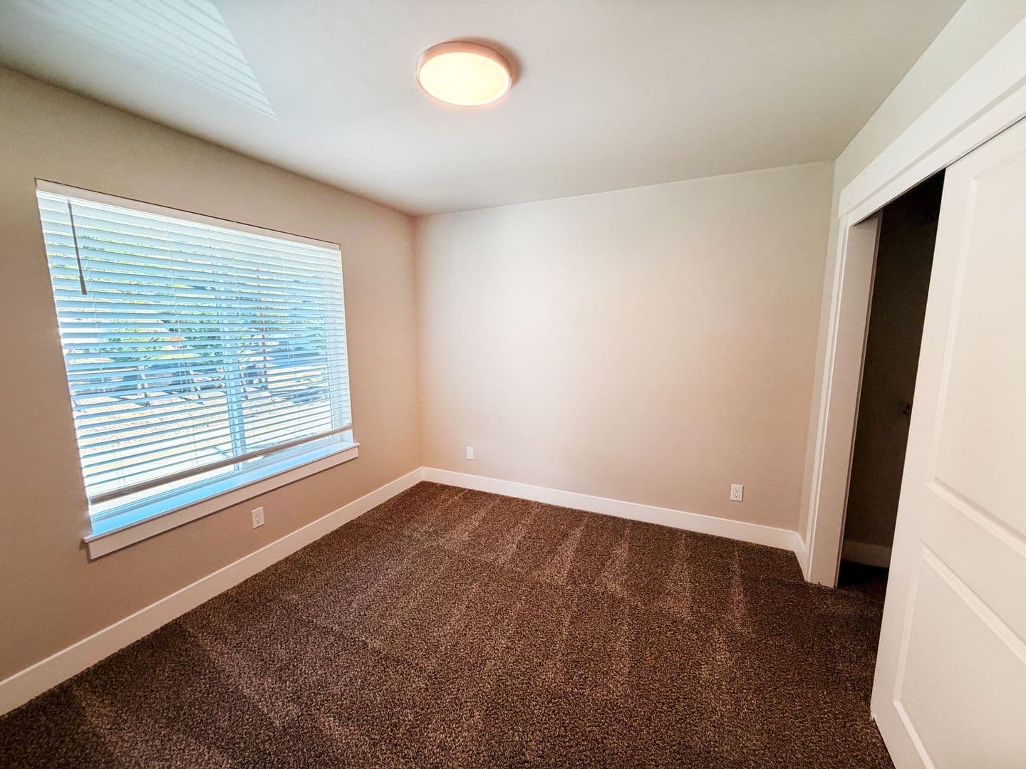 Roseburg Apartment: 1152 & 1154 Rifle Range