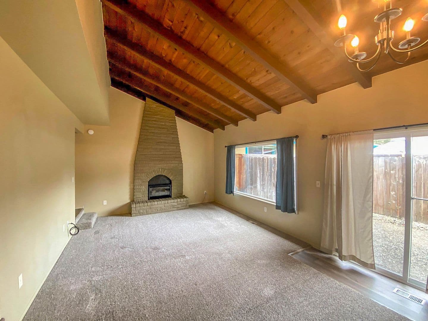 Roseburg Apartment: 2123 NW Watters & 1874 NW Moore Unit B