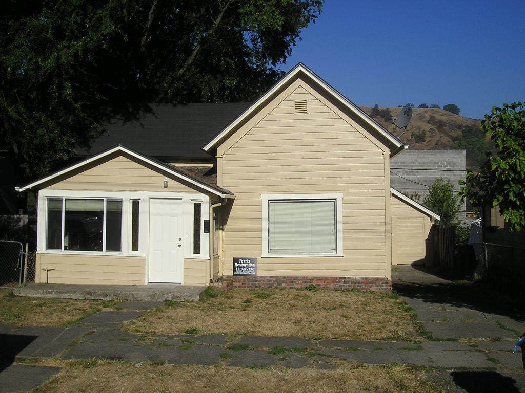 Roseburg House: 1226 SE Mill Street
