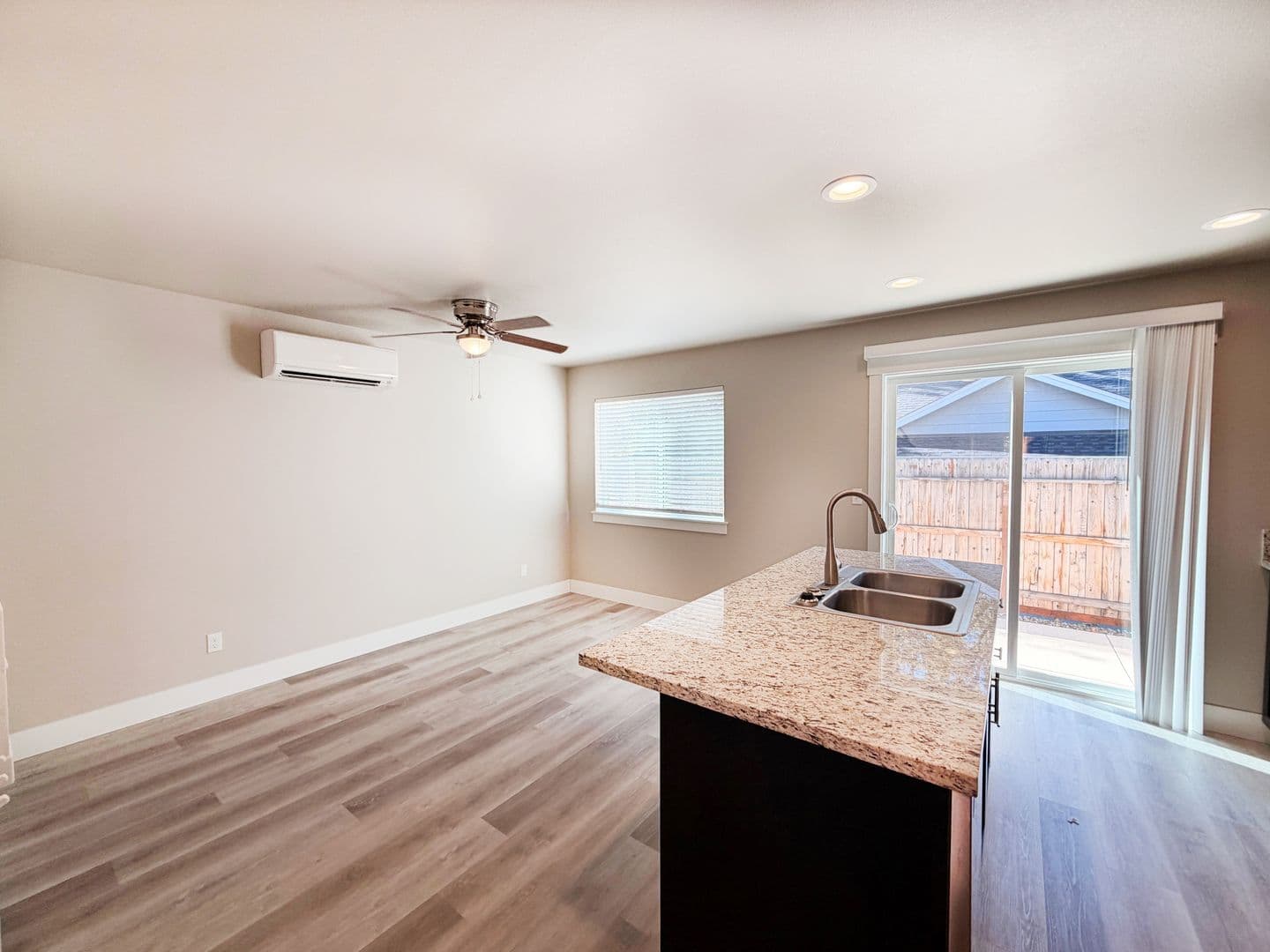 Roseburg Apartment: 1152 & 1154 Rifle Range