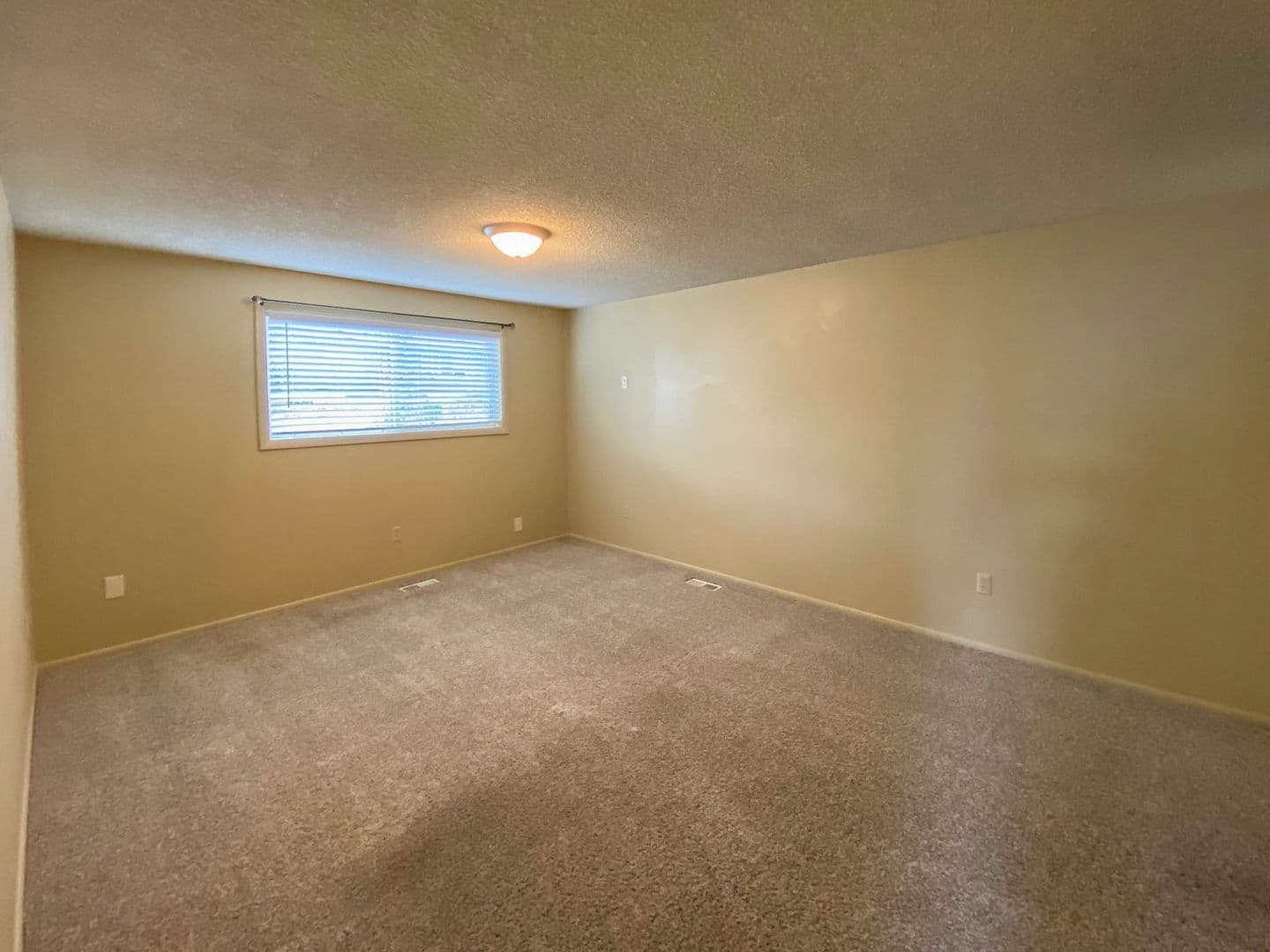 Roseburg Apartment: 2123 NW Watters & 1874 NW Moore Unit B