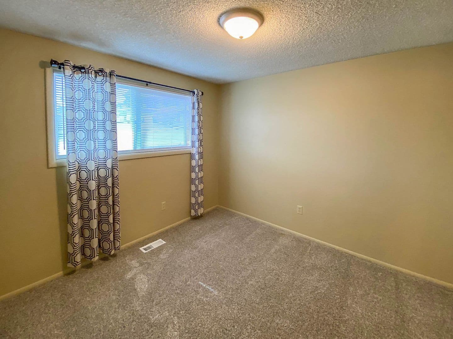 Roseburg Apartment: 2123 NW Watters & 1874 NW Moore Unit B