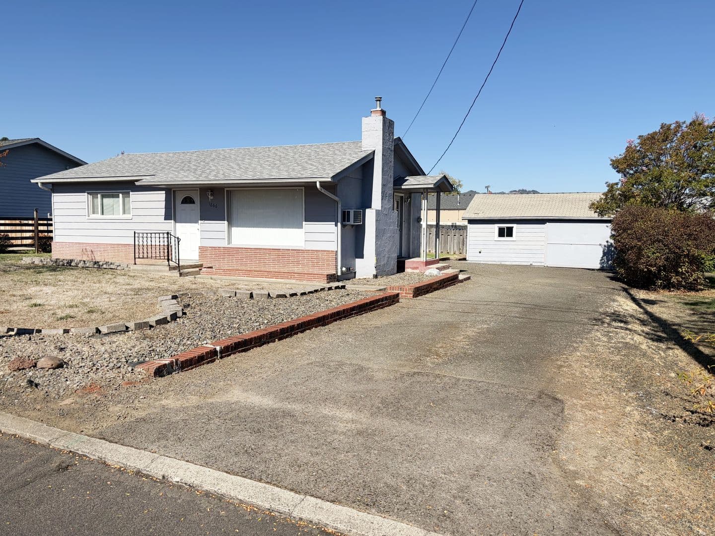 Roseburg House: 1866 Linnell Ave