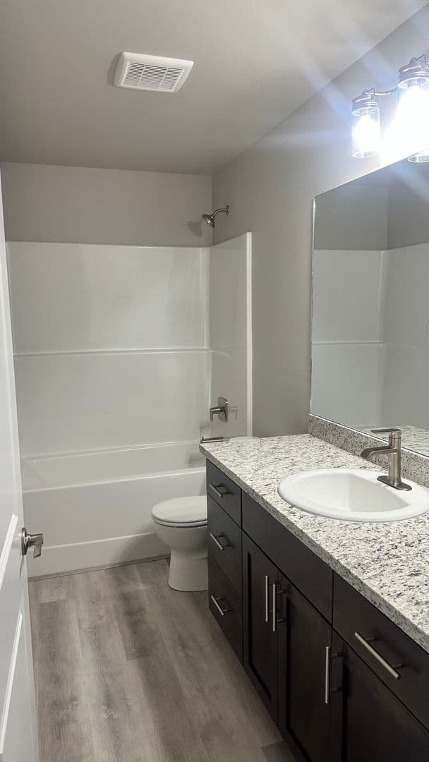 Roseburg Apartment: 1152 & 1154 Rifle Range