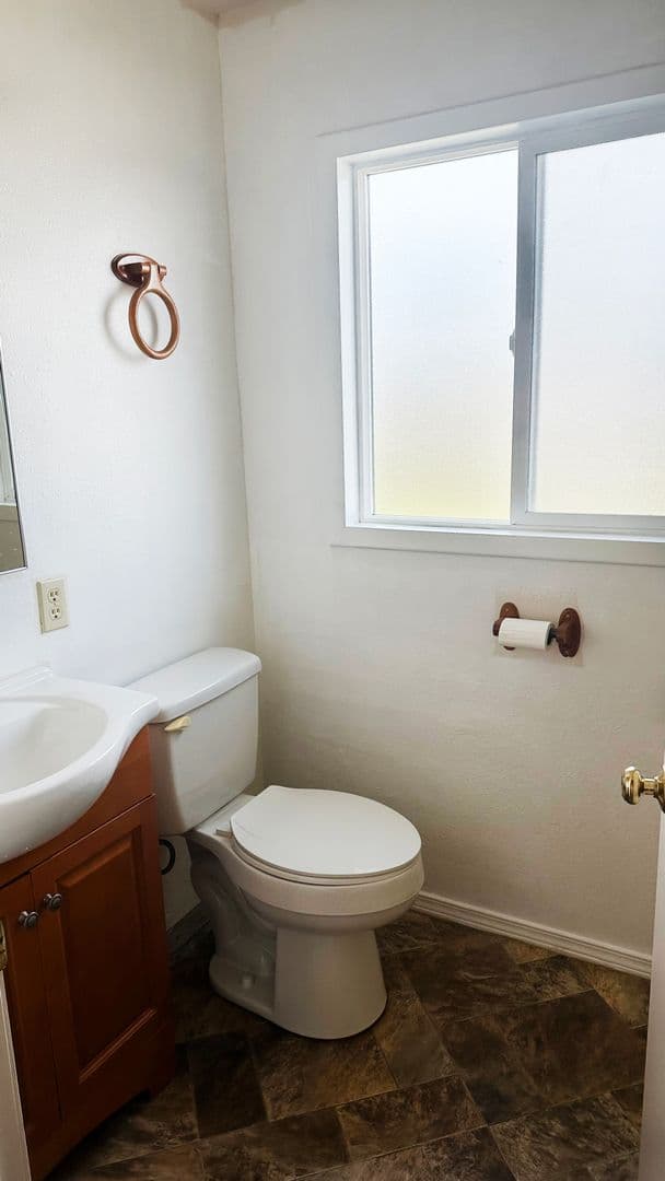 Roseburg House: 1866 Linnell Ave