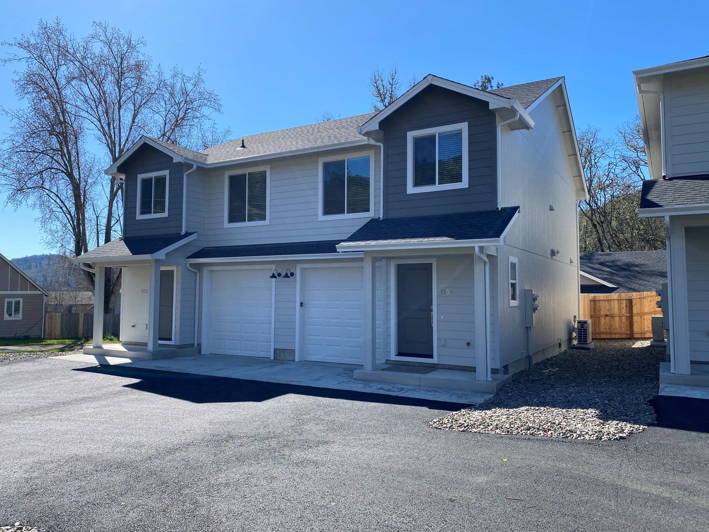 Roseburg Apartment: 1152 & 1154 Rifle Range