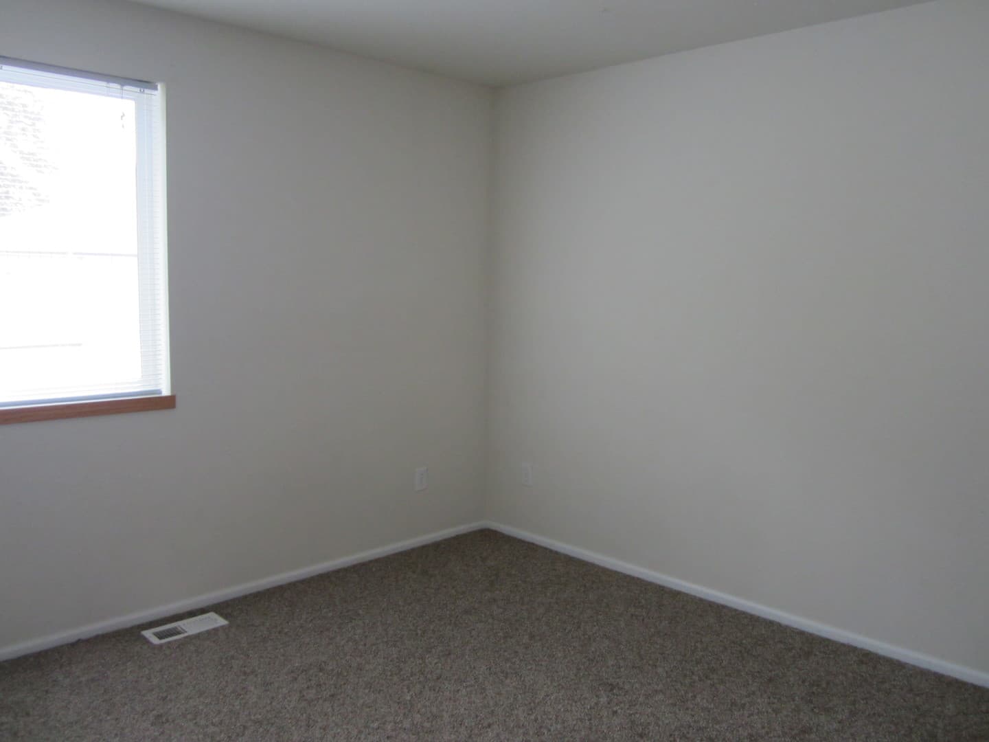 Sutherlin Apartment: 442 - 488 Willow Creek Lane