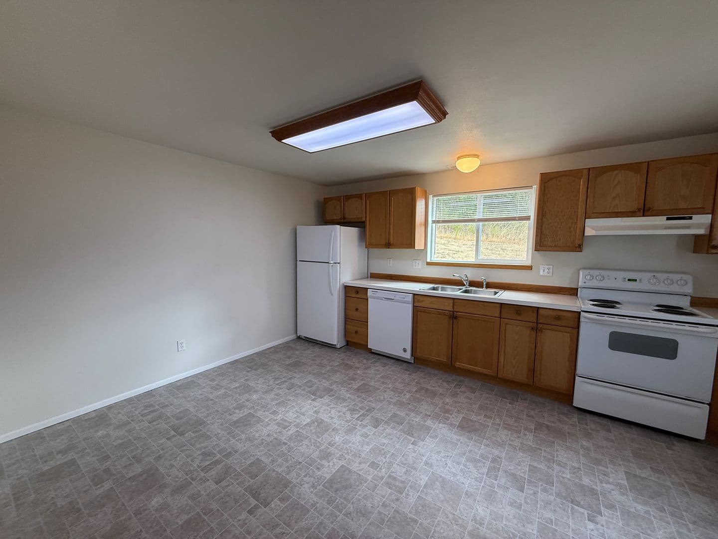 Sutherlin Apartment: 442 - 488 Willow Creek Lane