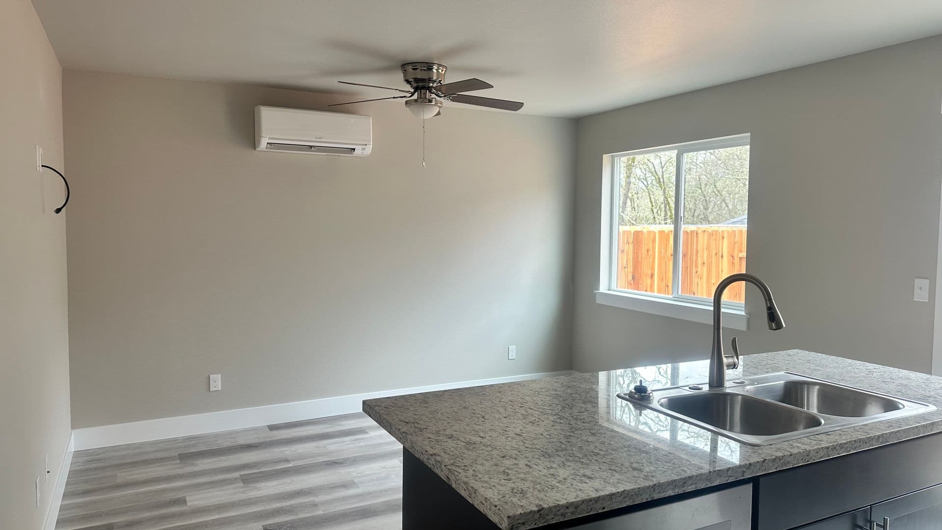 Roseburg Apartment: 1152 & 1154 Rifle Range