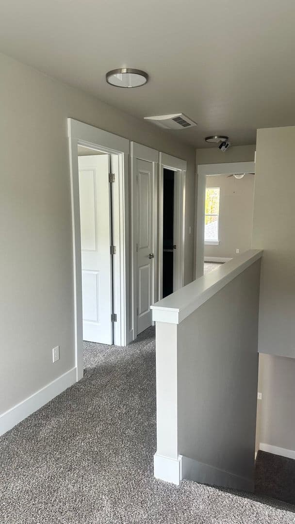 Roseburg Apartment: 1152 & 1154 Rifle Range
