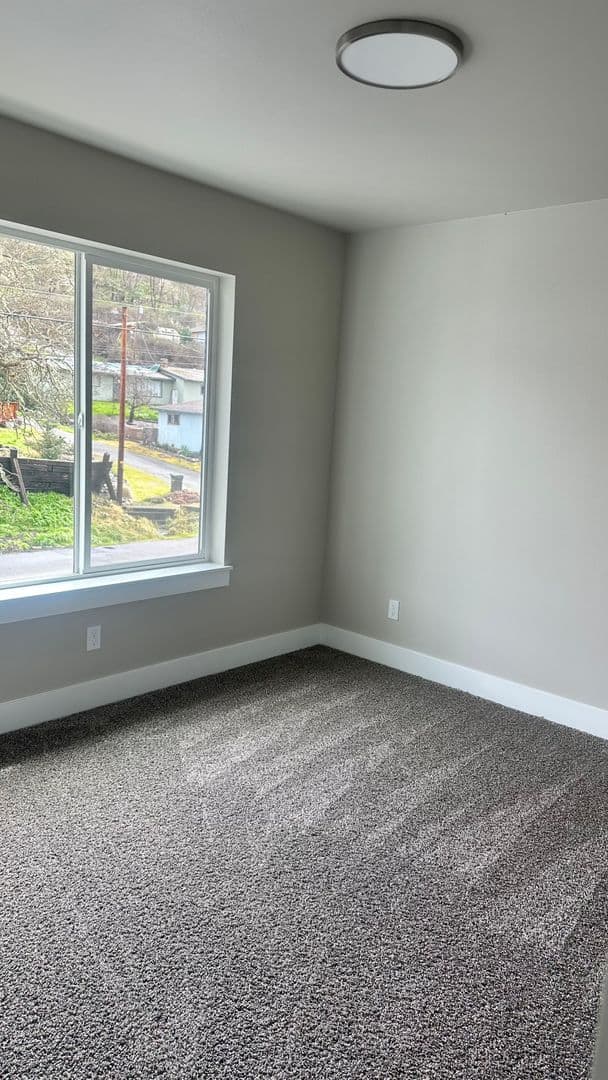 Roseburg Apartment: 1152 & 1154 Rifle Range