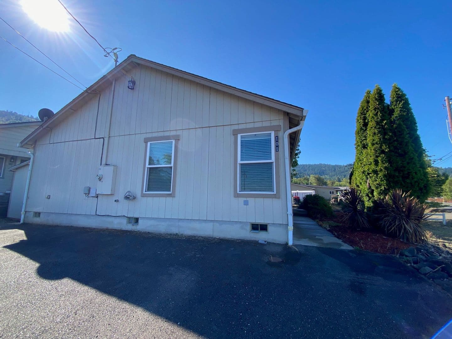 Roseburg House: 101 Barron Ct