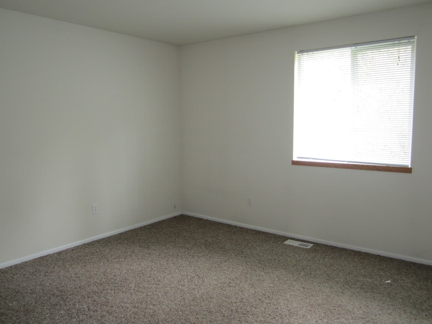 Sutherlin Apartment: 442 - 488 Willow Creek Lane