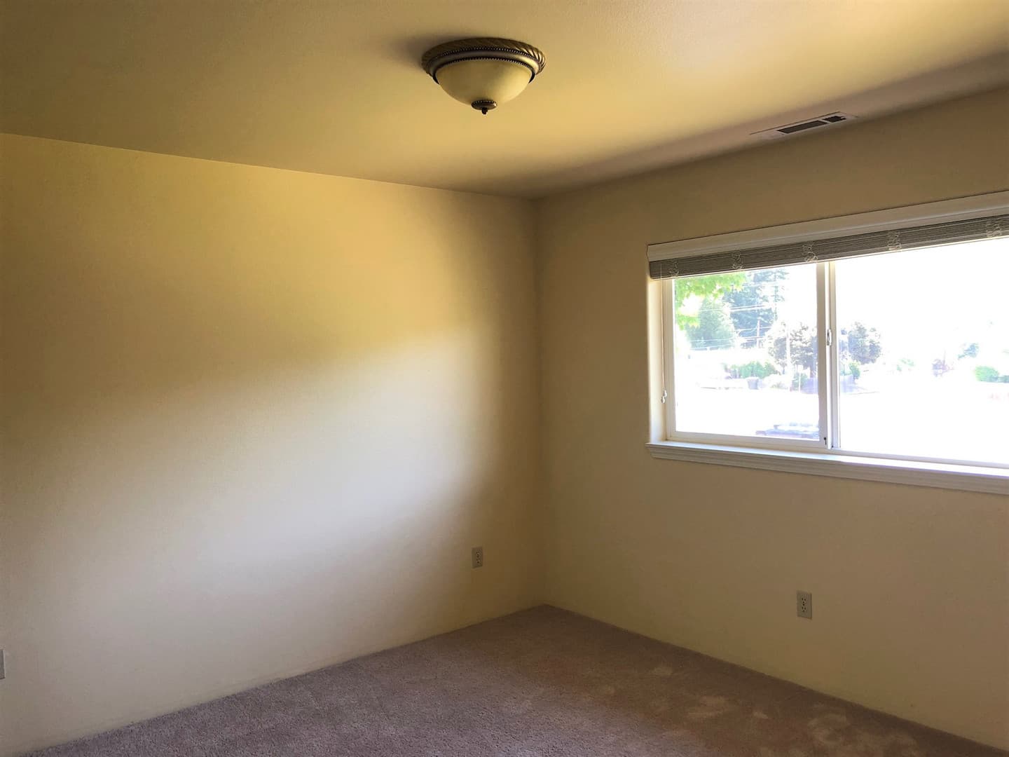 Roseburg House: 172 NE Rifle Range St Apt #10