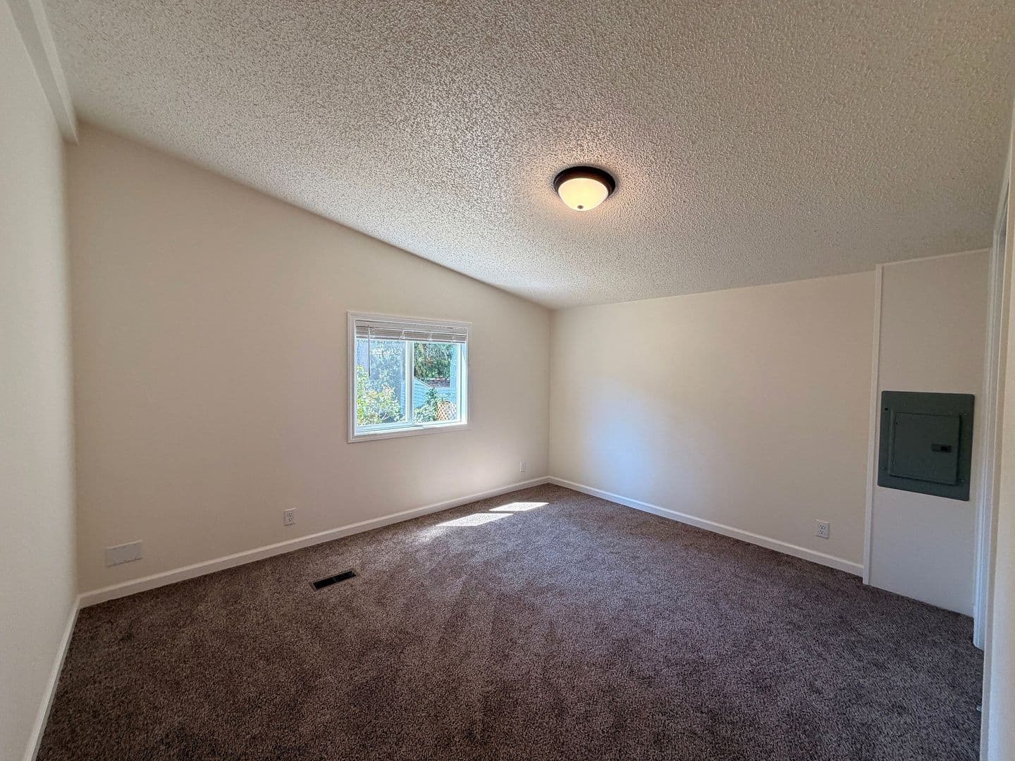 Roseburg Apartment: Woodland Hills Senior Estates