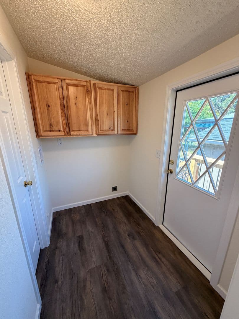 Roseburg Apartment: Woodland Hills Senior Estates
