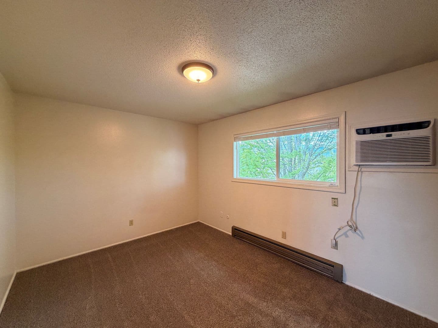 Roseburg Apartment: JadeWest Apartments