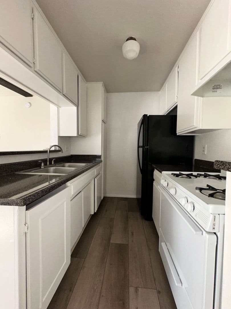 Canoga Park Apartment: 21821-21825 Saticoy Street