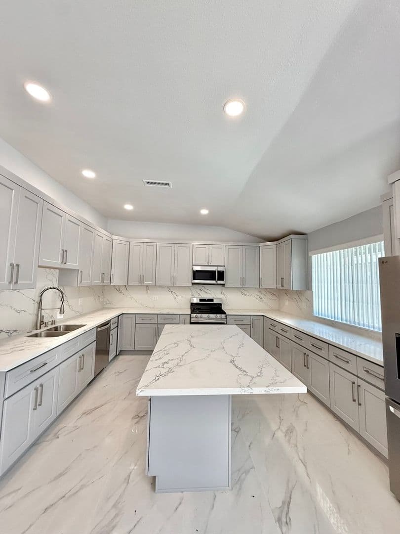 Granada Hills Apartment: 17112 Ceredo Place