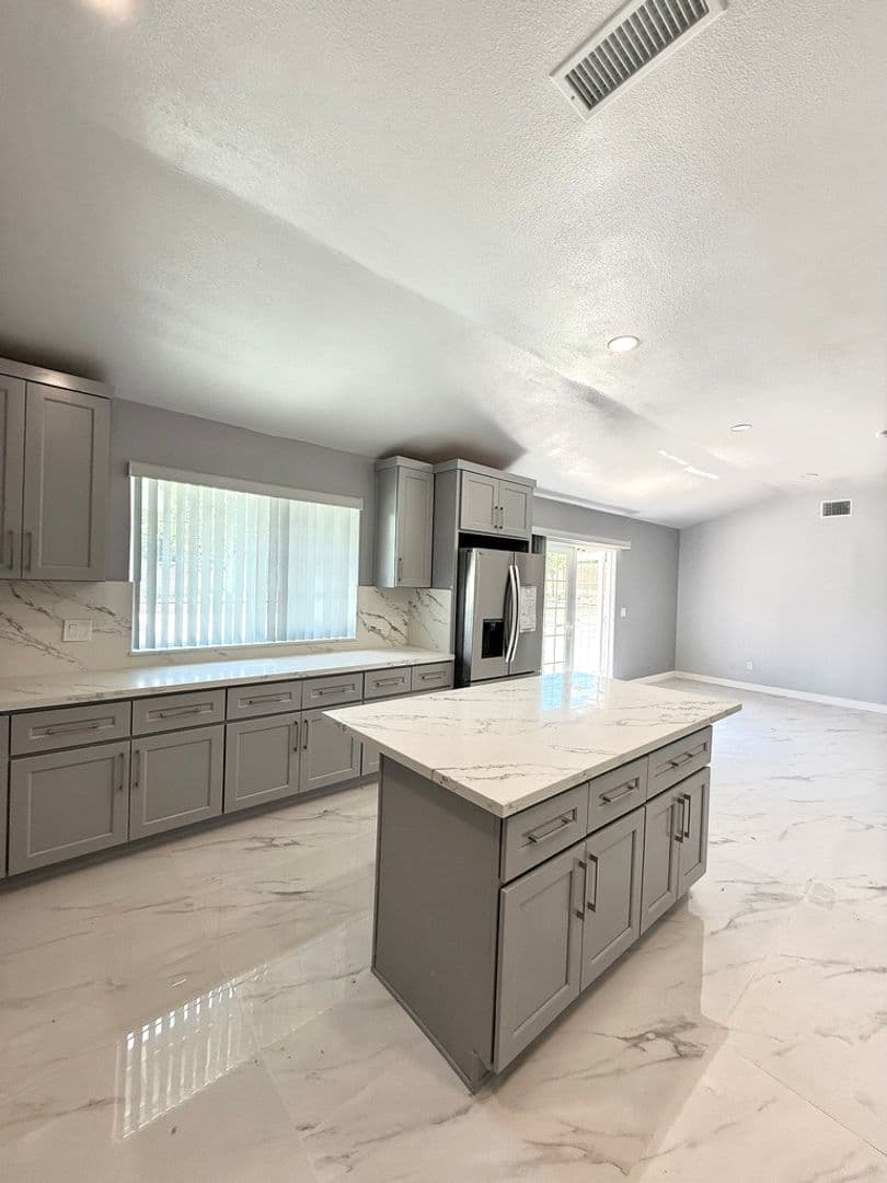 Granada Hills Apartment: 17112 Ceredo Place