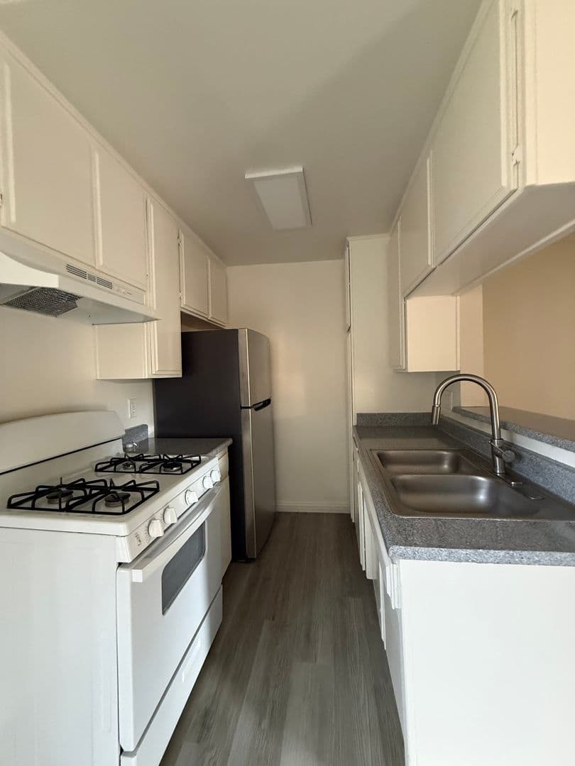 Northridge Apartment: 17816 Lassen St