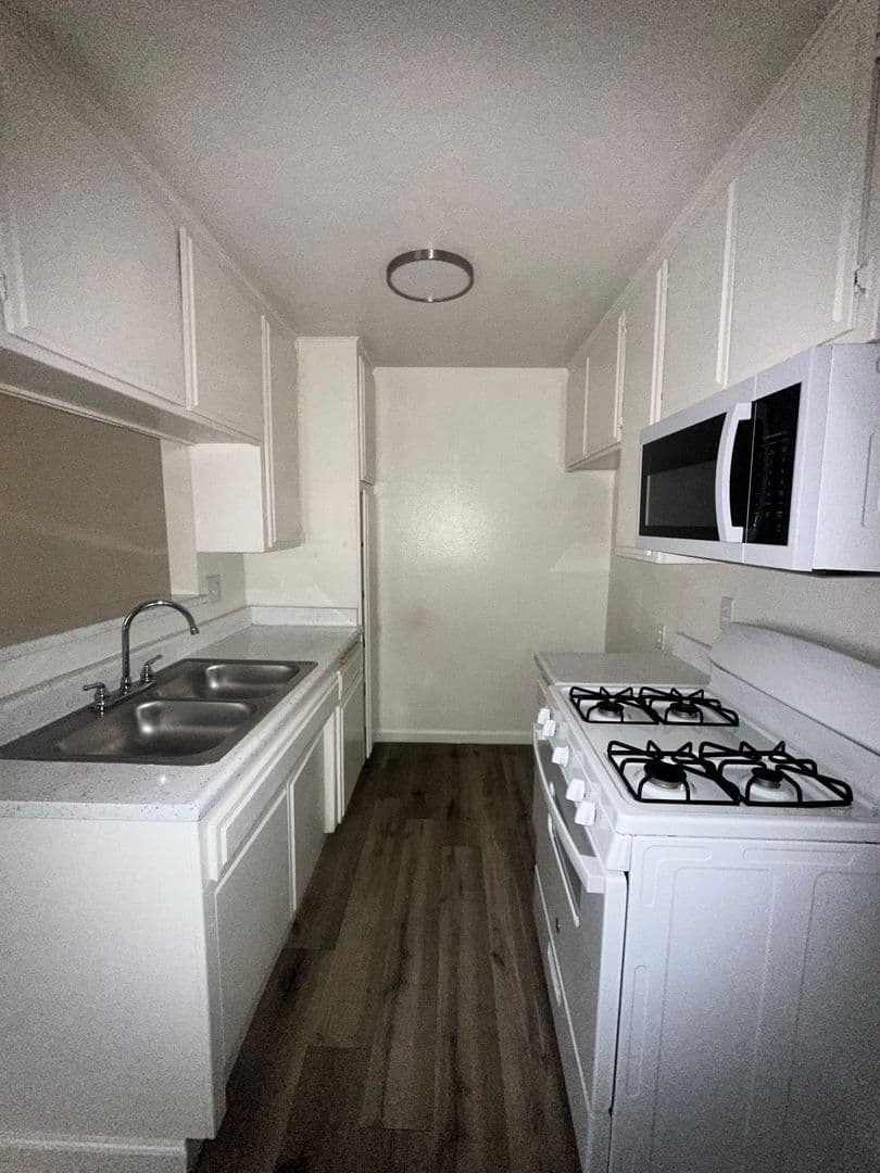 Northridge Apartment: 17816 Lassen St