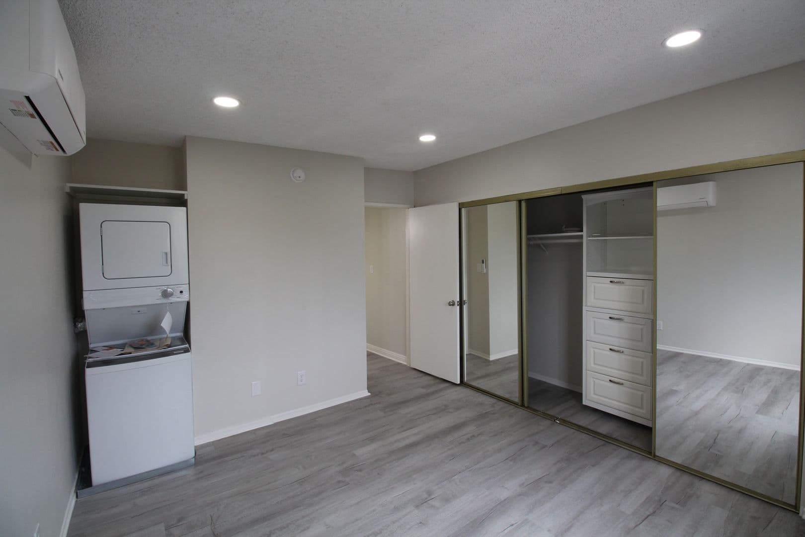 Canoga Park Apartment: 7519-7543 Vassar Ave