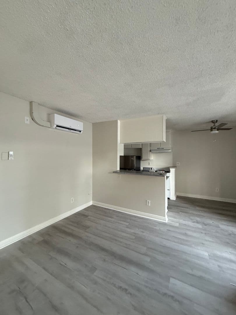 Canoga Park Apartment: 7519-7543 Vassar Ave