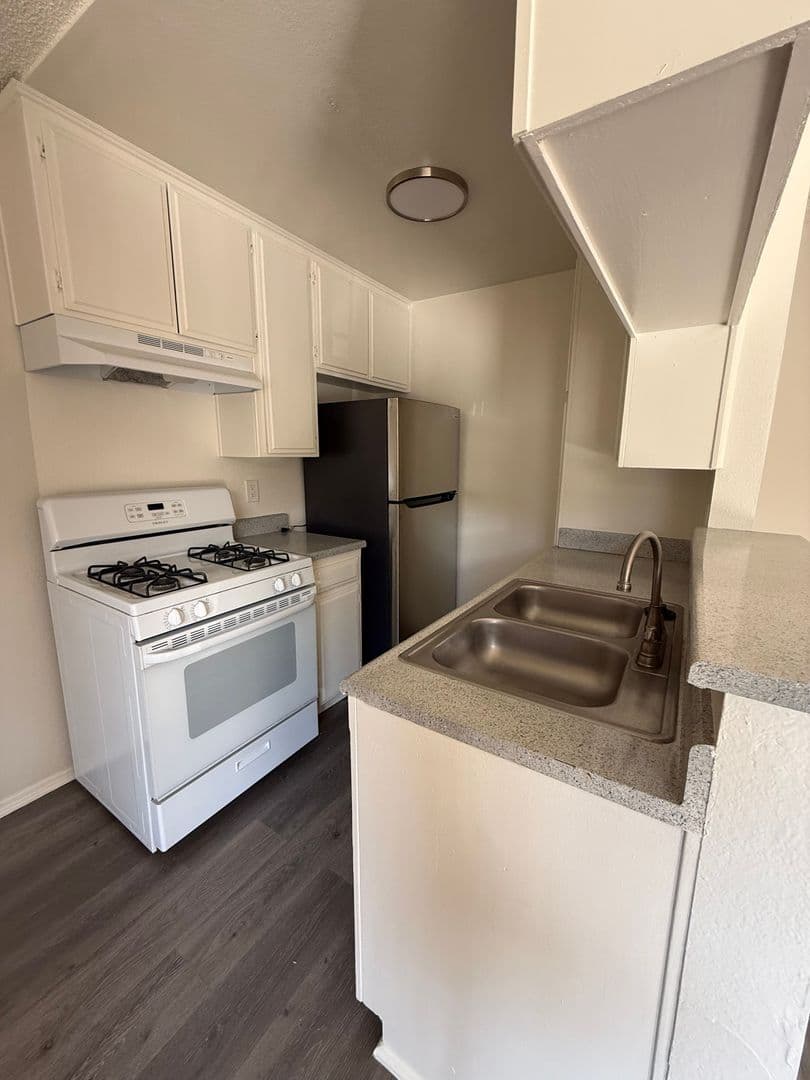 Northridge Apartment: 17831 Lassen St