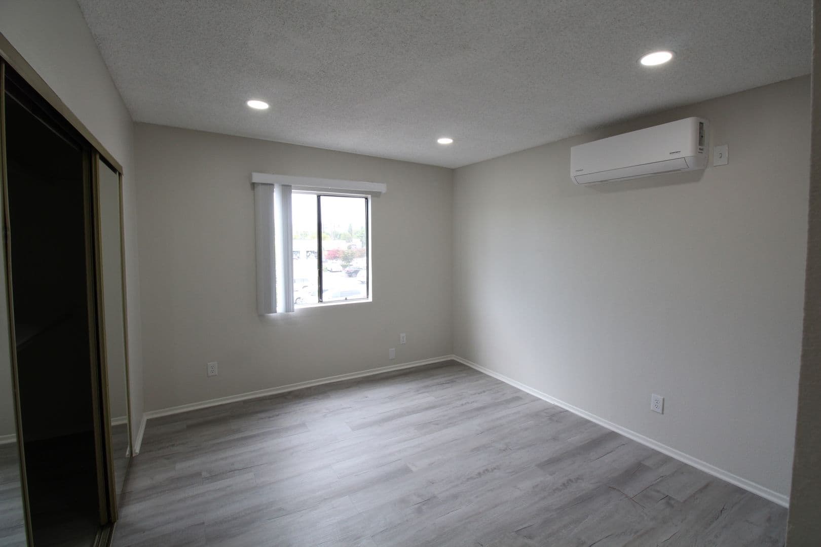 Canoga Park Apartment: 7519-7543 Vassar Ave