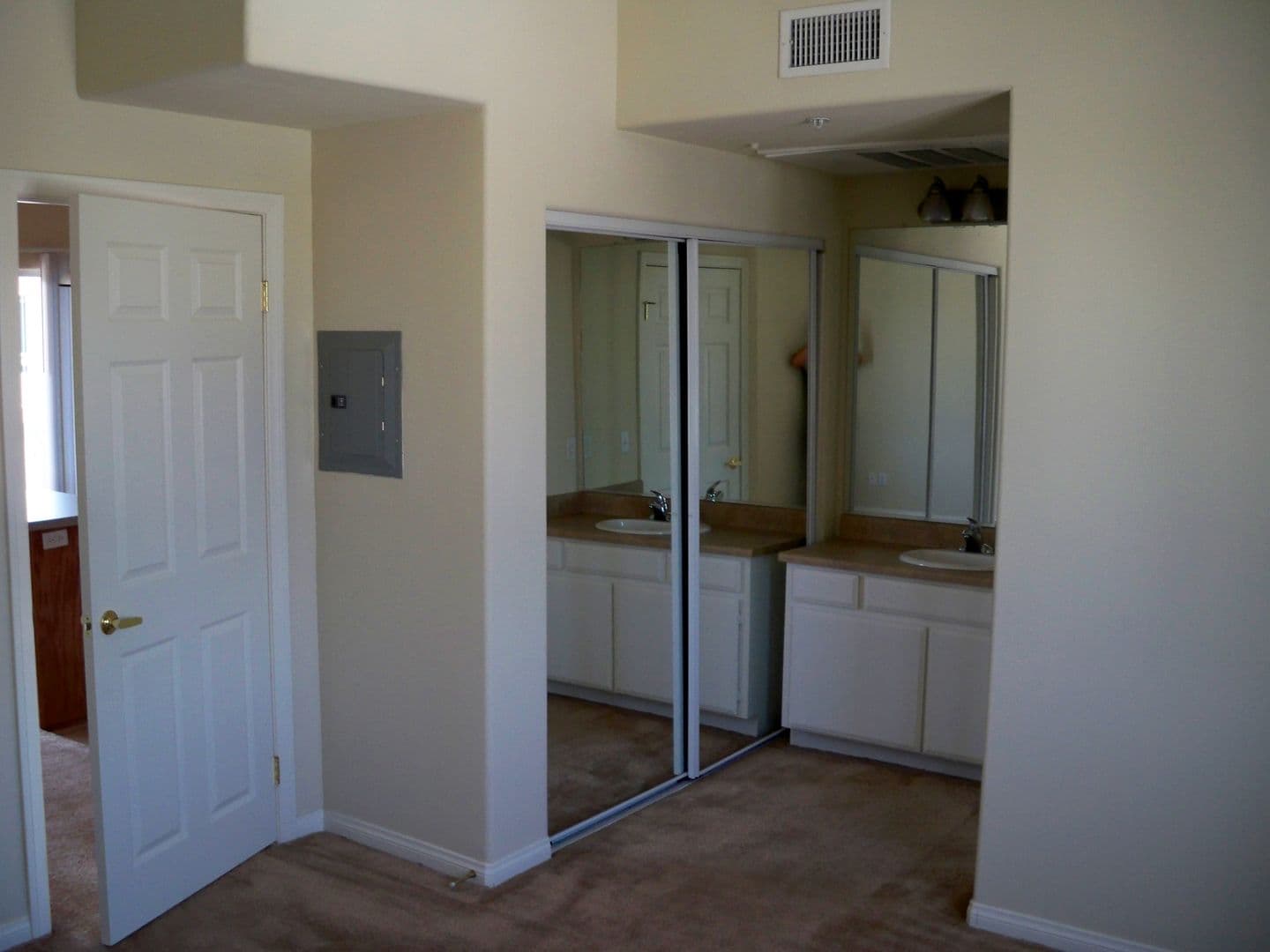 Chatsworth Apartment: 9825 TOPANGA CANYON RD