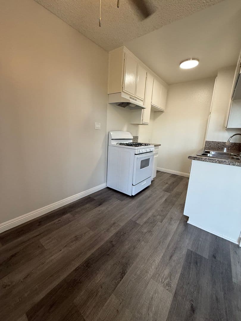 Northridge Apartment: 17816 Lassen St