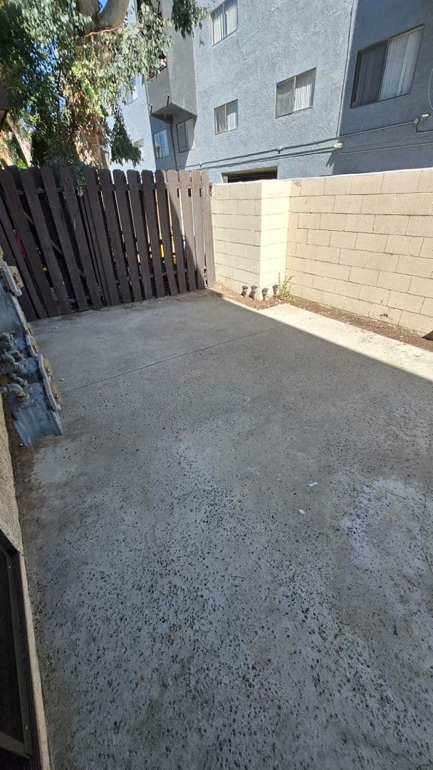 Northridge Apartment: 17816 Lassen St
