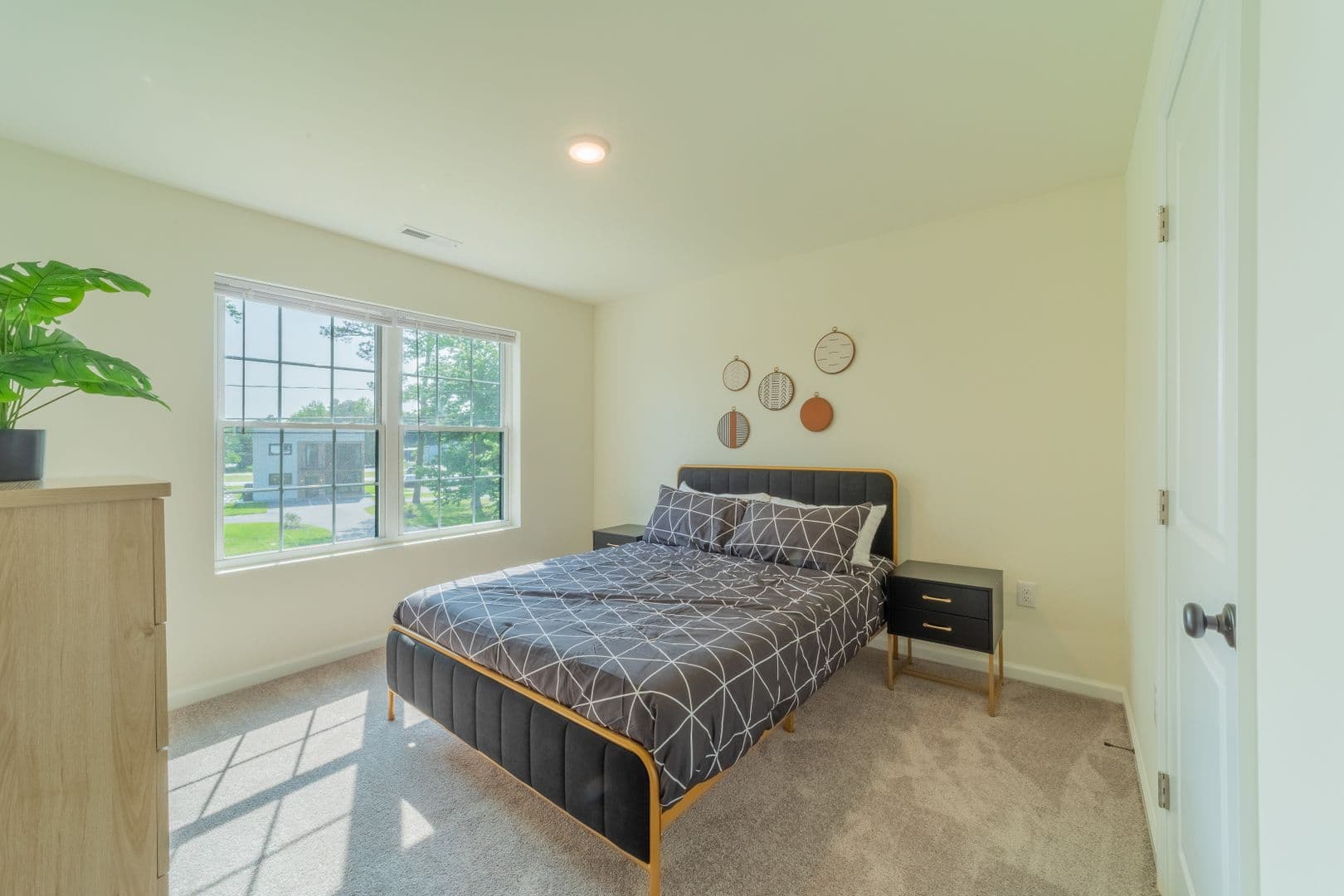 Georgetown House: 674 N Bedford St