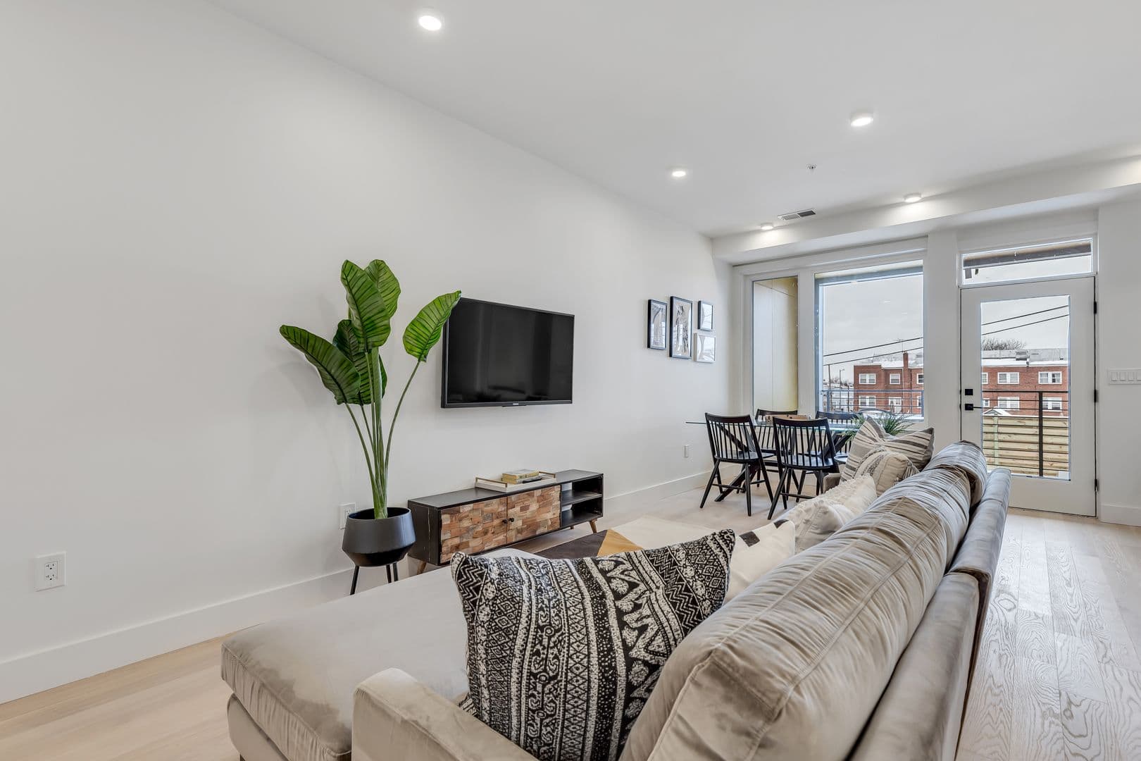 Washington Apartment: 331 15th St NE