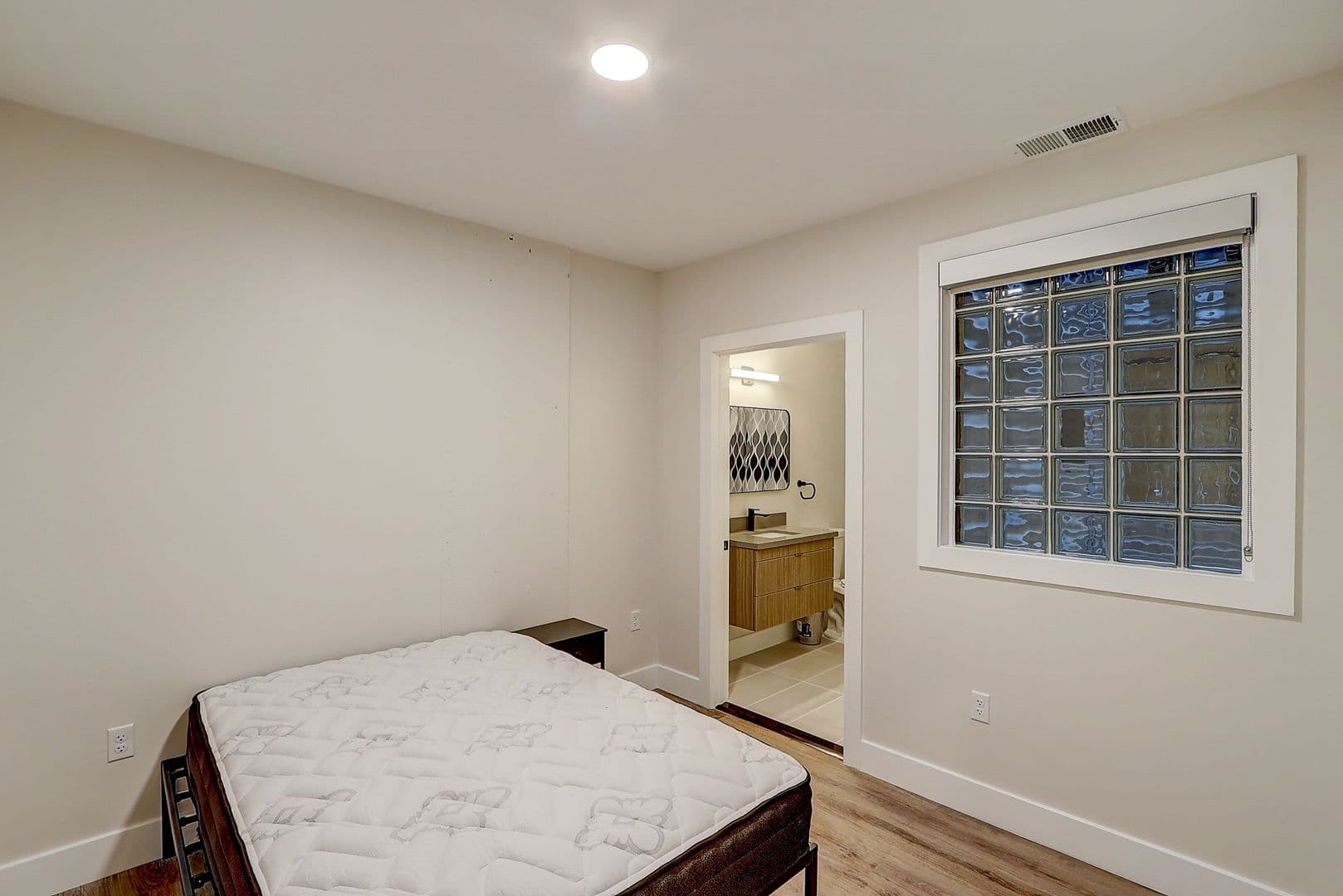Washington Apartment: 225 Vine St NW