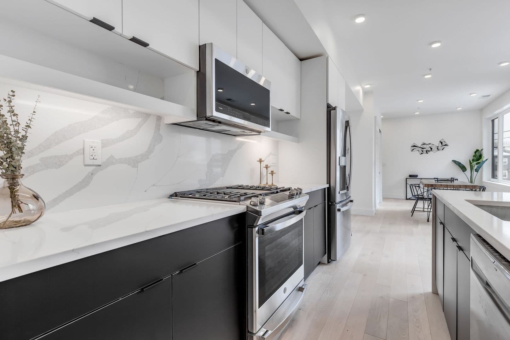 Washington Apartment: 331 15th St NE