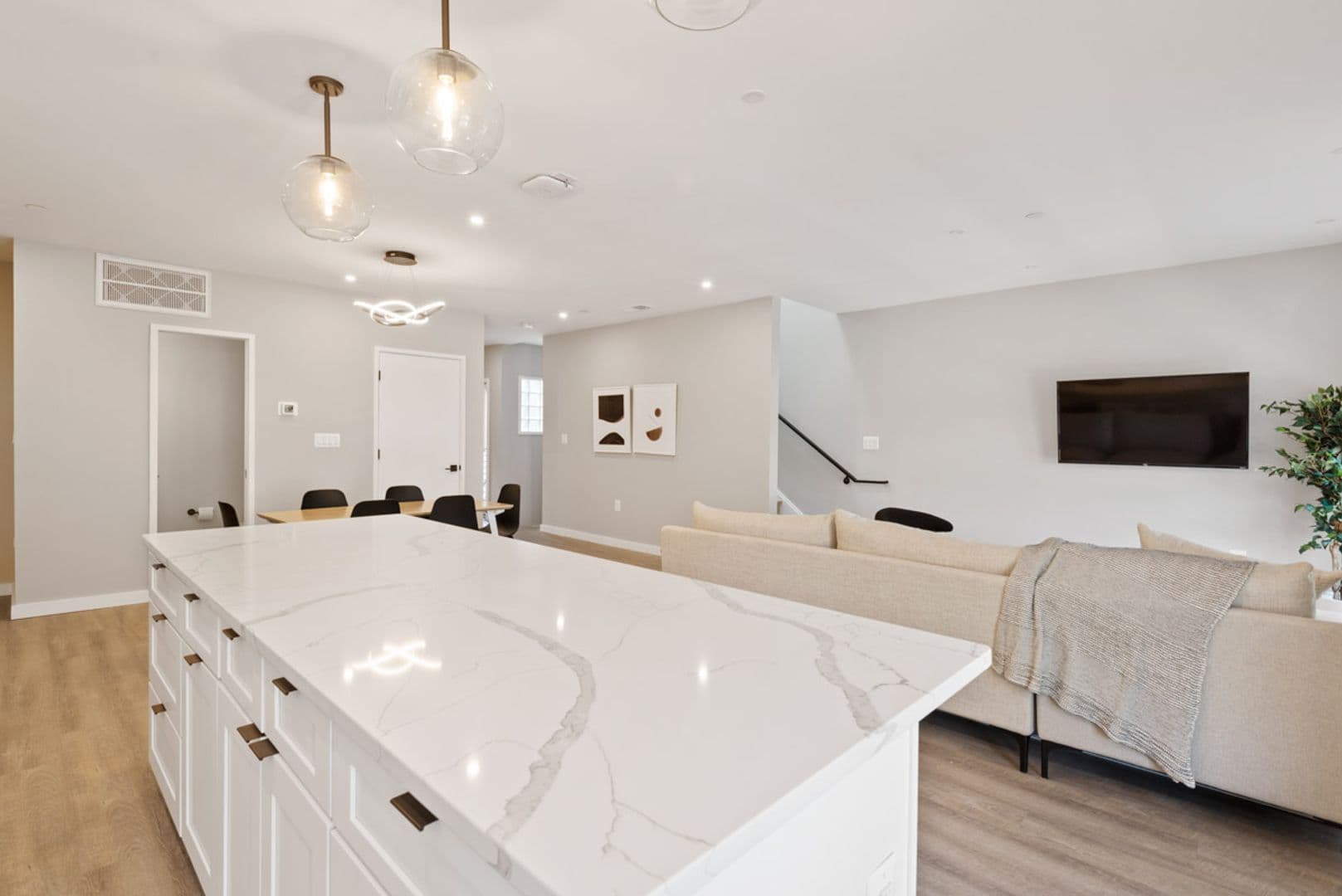 Washington Apartment: 910-912 Euclid ST NW