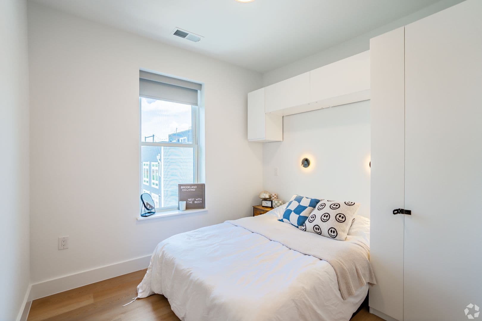 Washington Apartment: 1036 Newton St NE