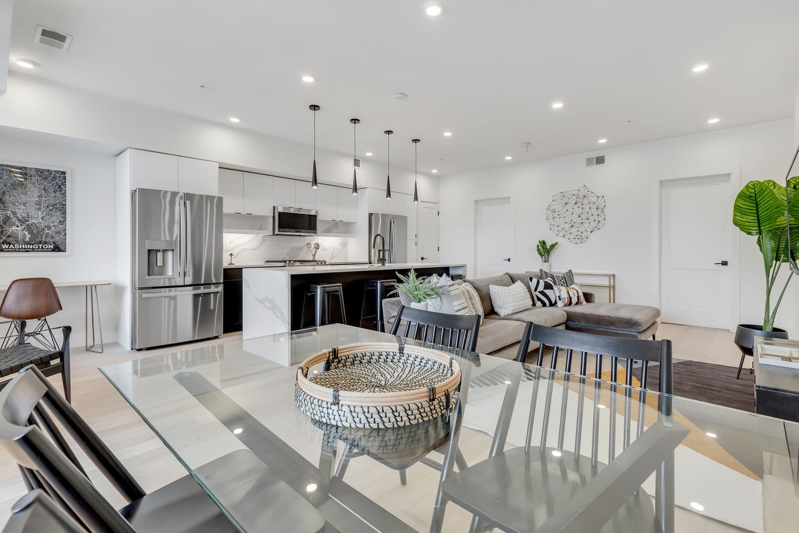 Washington Apartment: 331 15th St NE