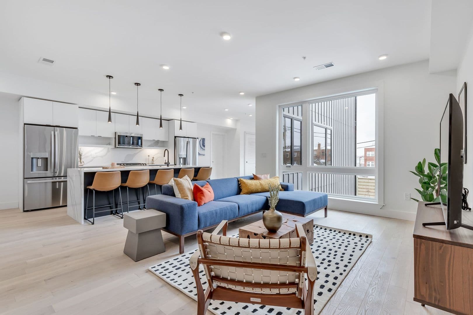 Washington Apartment: 331 15th St NE