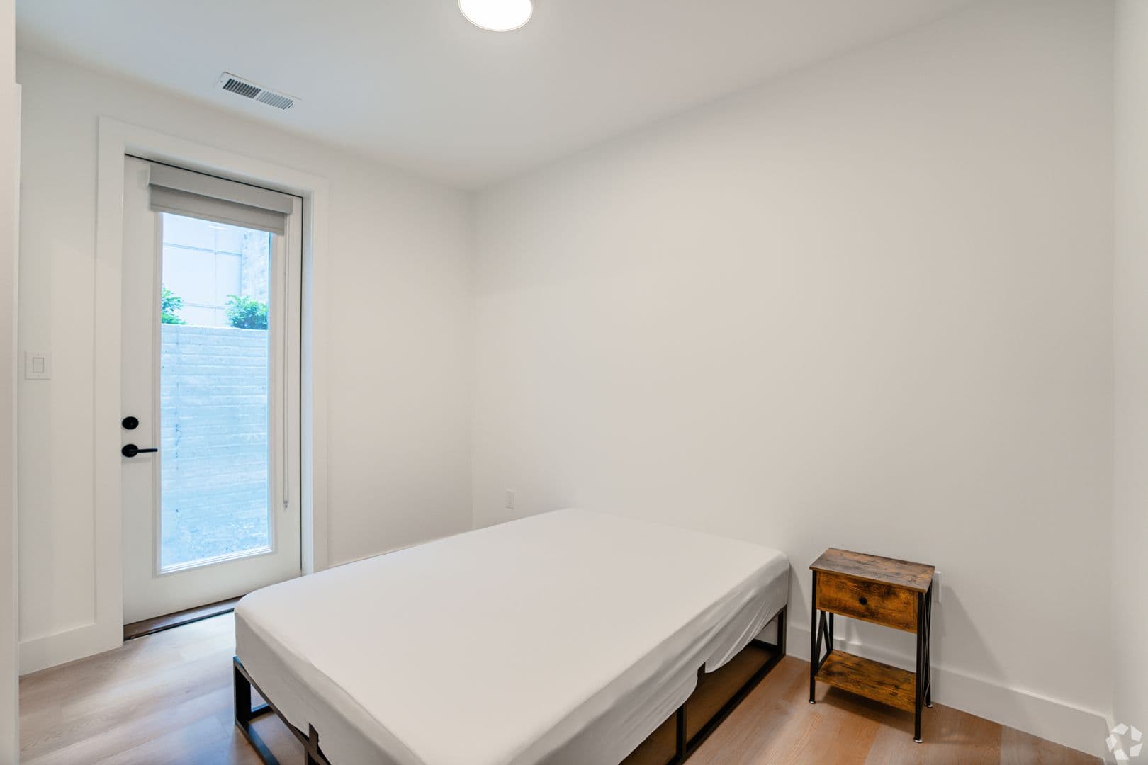Washington Apartment: 1036 Newton St NE