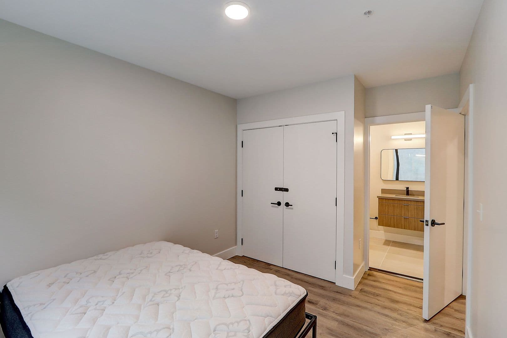 Washington Apartment: 225 Vine St NW